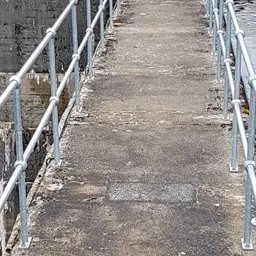 Sistem de balustradă și mână curentă – pasarelă de beton peste apă