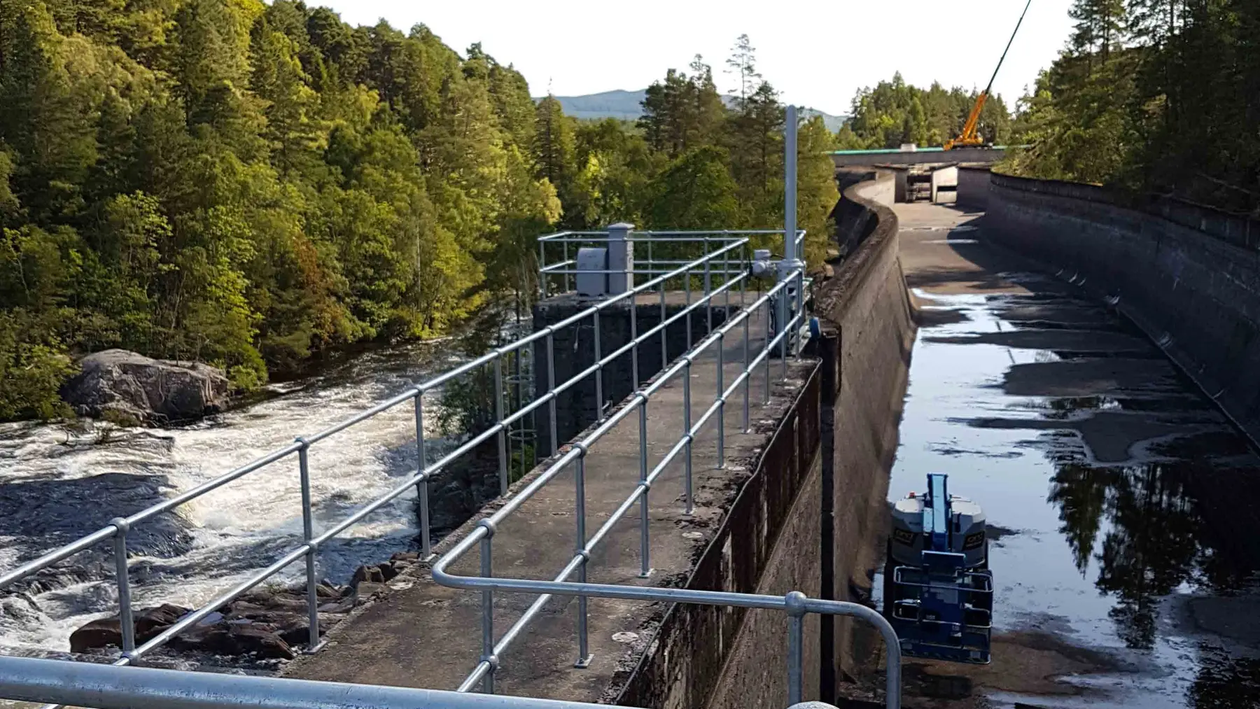 Sistem de balustradă și mână curentă – de-a lungul unui canal
