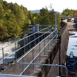 Sistem de balustradă și mână curentă – de-a lungul unui canal