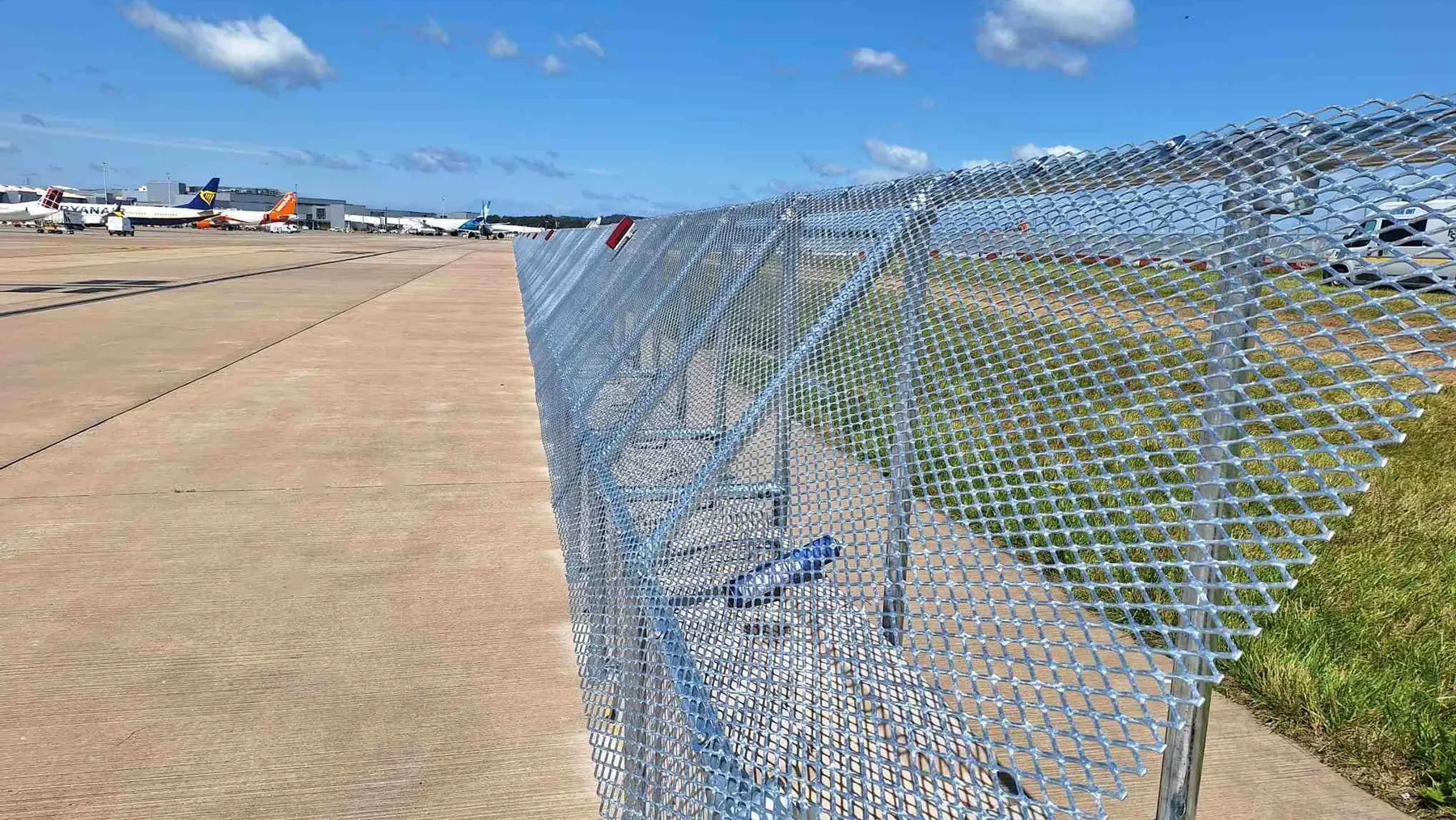 Sistem de balustradă și mână curentă – plasă pe un aerodrom
