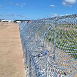 Sistem de balustradă și mână curentă – plasă pe un aerodrom