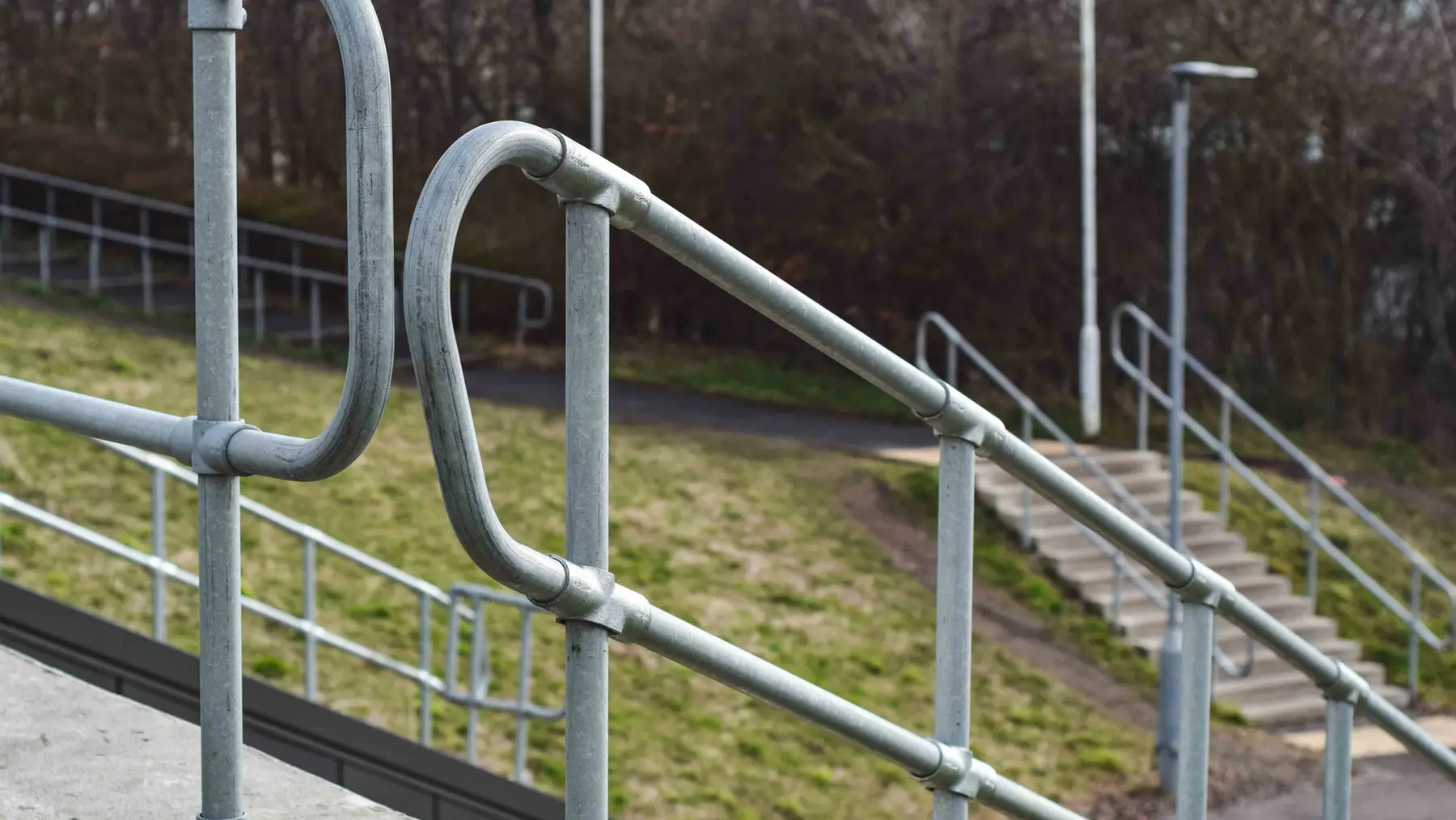 Sistem de balustradă și mână curentă – țevi zincate, colțuri curbate