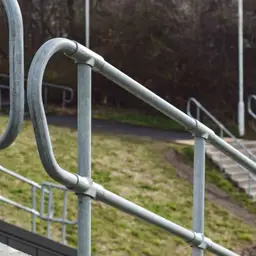 Sistem de balustradă și mână curentă – țevi zincate, colțuri curbate