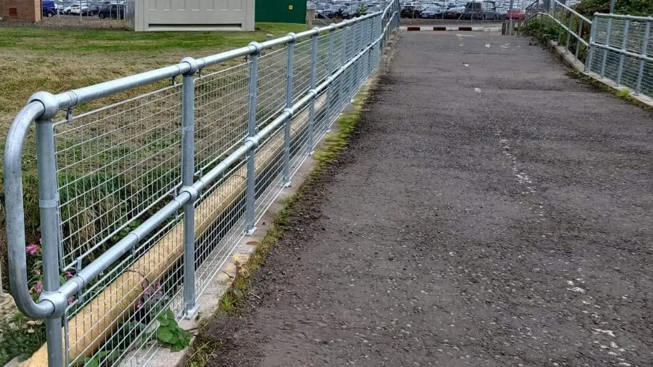 Sistem de balustradă și mână curentă – delimitare alee pietruită