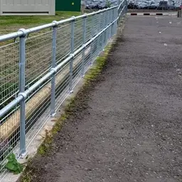 Sistem de balustradă și mână curentă – delimitare alee pietruită