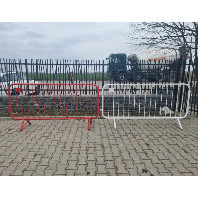 Gard mobil pentru evenimente Smart PVC alb, 2.3 m – variantele albă și roșie, lângă un vehicul