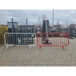 Gard mobil pentru evenimente Smart PVC alb, 2.3 m – variantele albă și roșie, pe pavaj