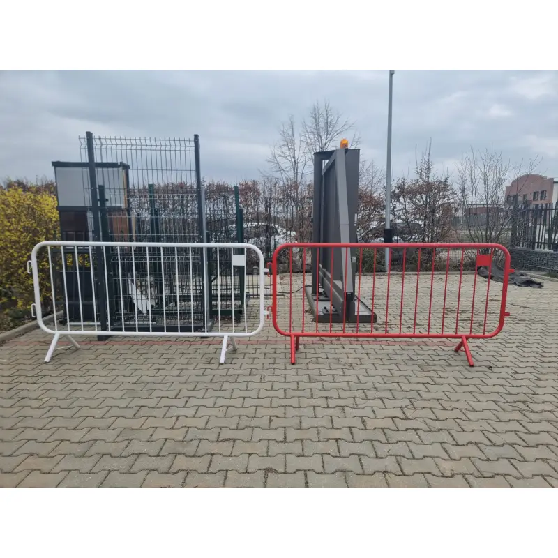 Gard mobil pentru evenimente Smart PVC alb, 2.3 m – variantele albă și roșie, pe pavaj