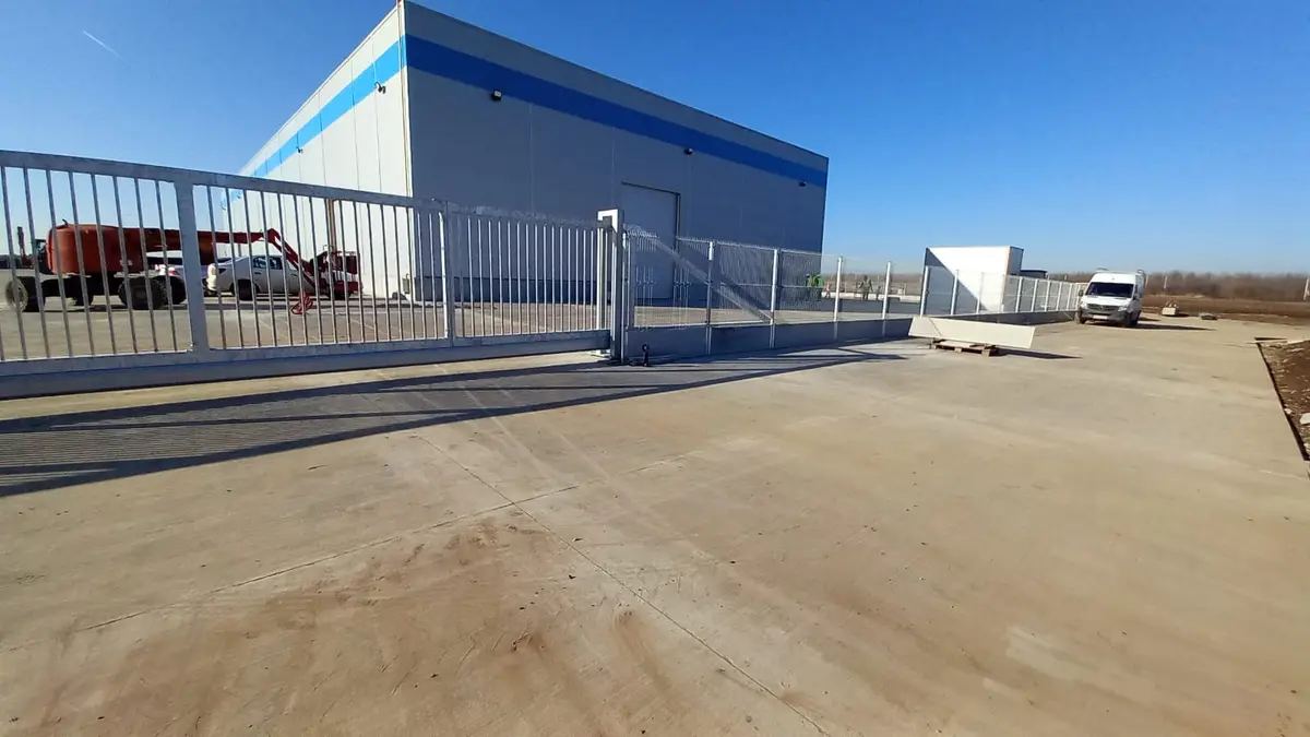 Poartă culisantă în consolă PI 200 și panouri bordurate Vega B 3D zincate – poartă deschisă, platformă betonată