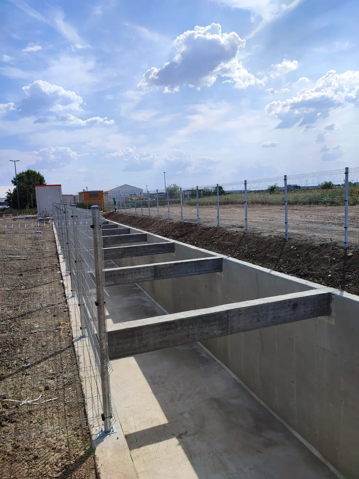 Împrejmuire spații de depozitare Space Plus Chitila cu panouri bordurate – fundație de beton