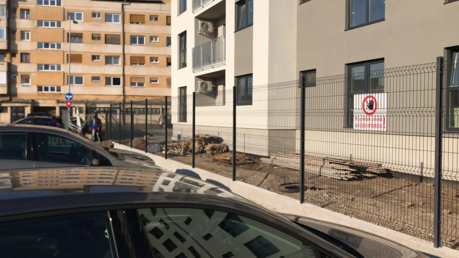 Stâlp gard PVC dreptunghiular 60x40x2 mm, 2500 mm, antracit RAL 7016 – gard la un bloc de apartamente
