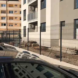 Stâlp gard PVC dreptunghiular 60x40x2 mm, 2500 mm, antracit RAL 7016 – gard la un bloc de apartamente