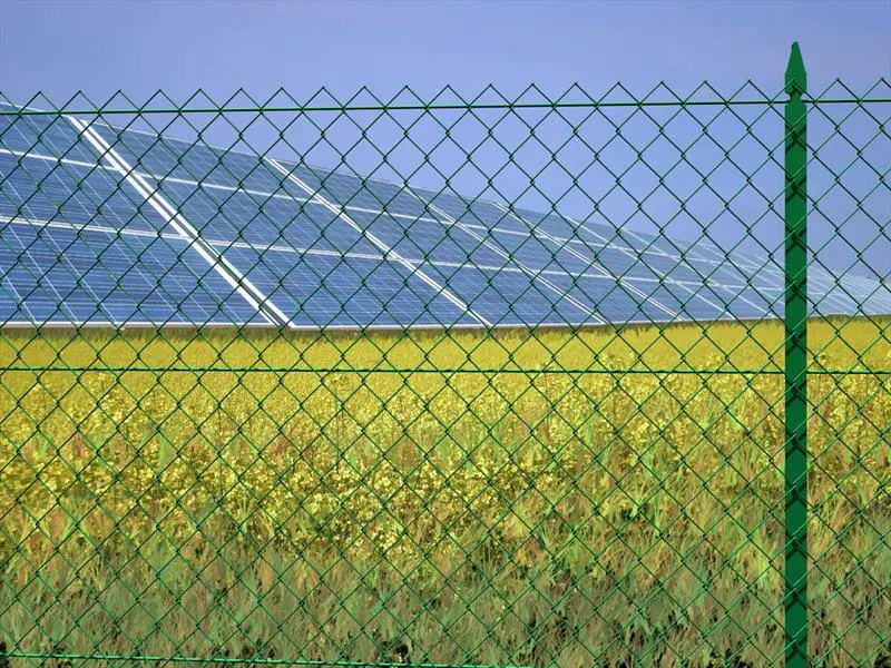 Stâlp gard T din PVC pentru plase la rolă, 2.25 m – gard din plasă la un parc fotovoltaic