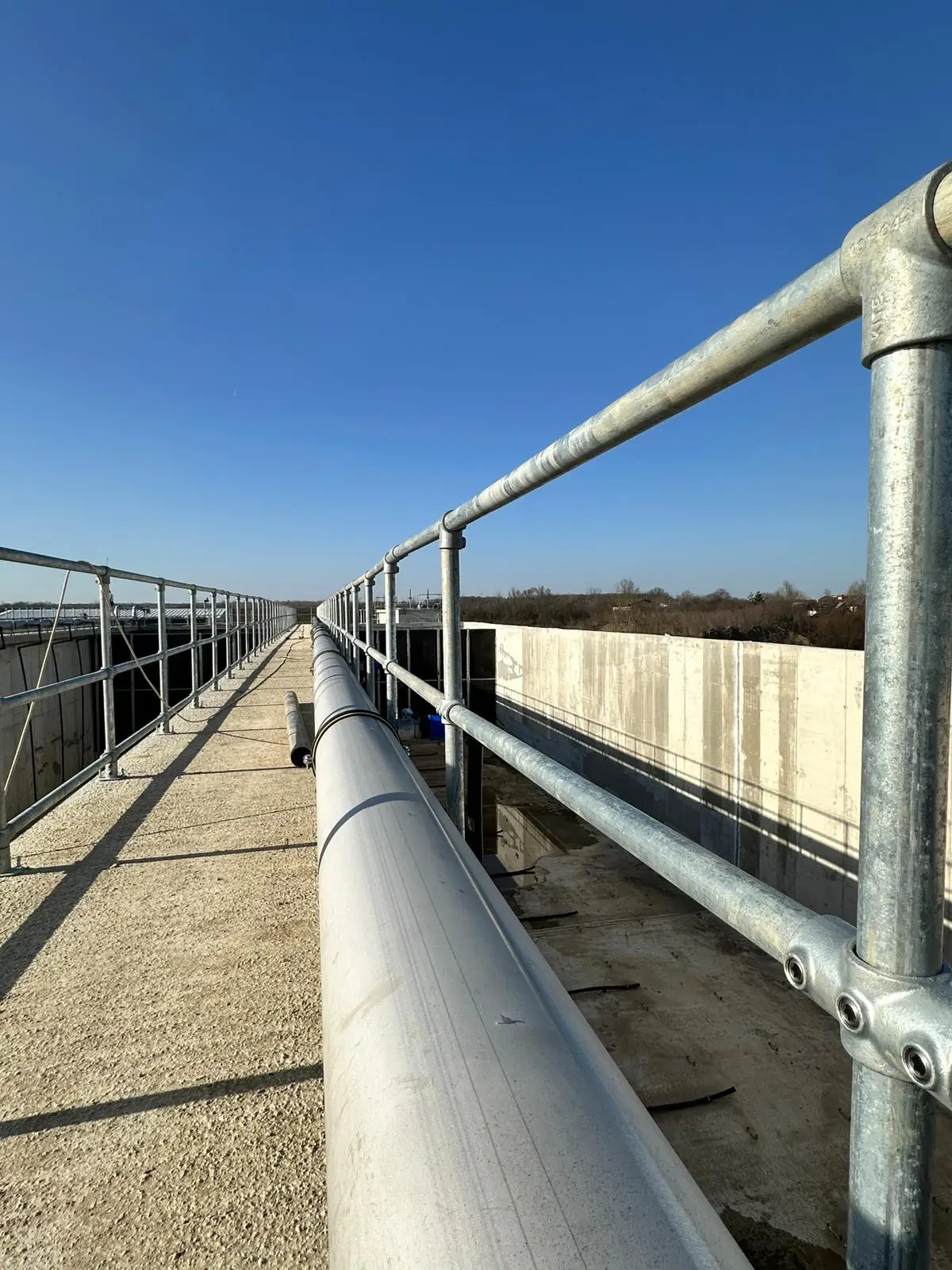 Balustrade și mână curentă la stația de epurare din Domnești – balustradă din țevi pe perete de beton