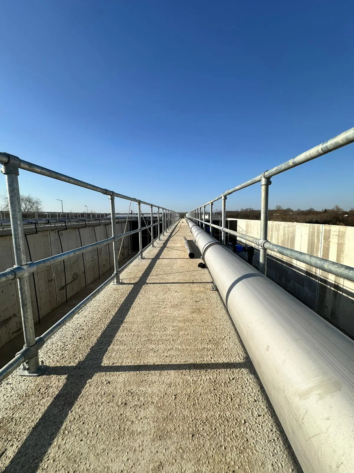 Balustrade și mână curentă la stația de epurare din Domnești – bare pe marginea drumului de lucru