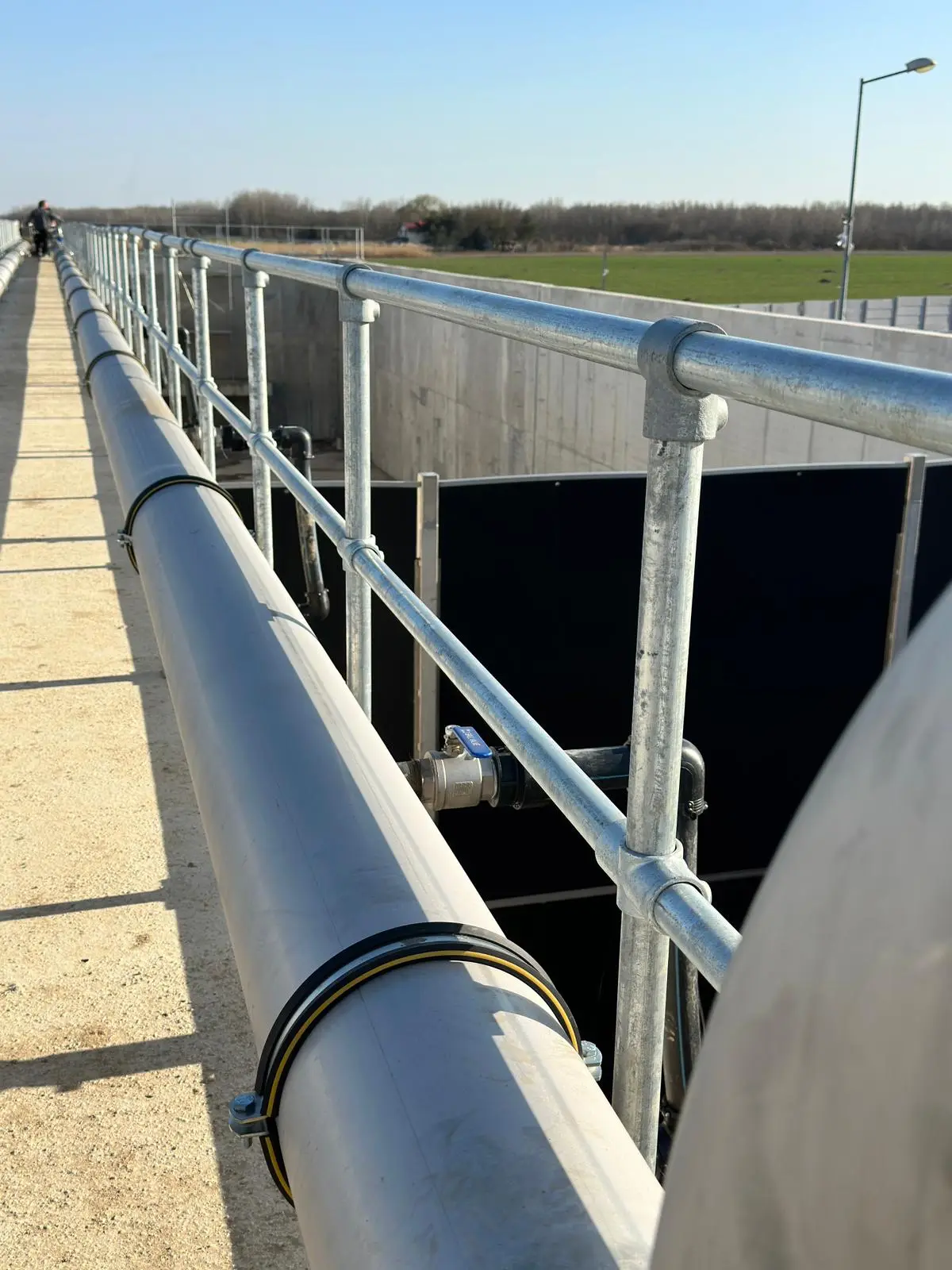 Balustrade și mână curentă la stația de epurare din Domnești – țevi fixate cu coliere, detaliu