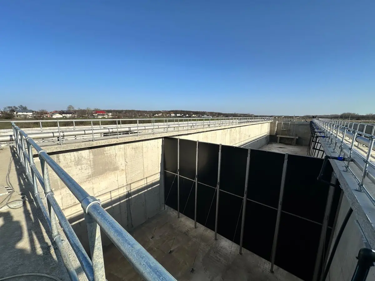 Balustrade și mână curentă la stația de epurare din Domnești – protecții metalice pe fundație de beton
