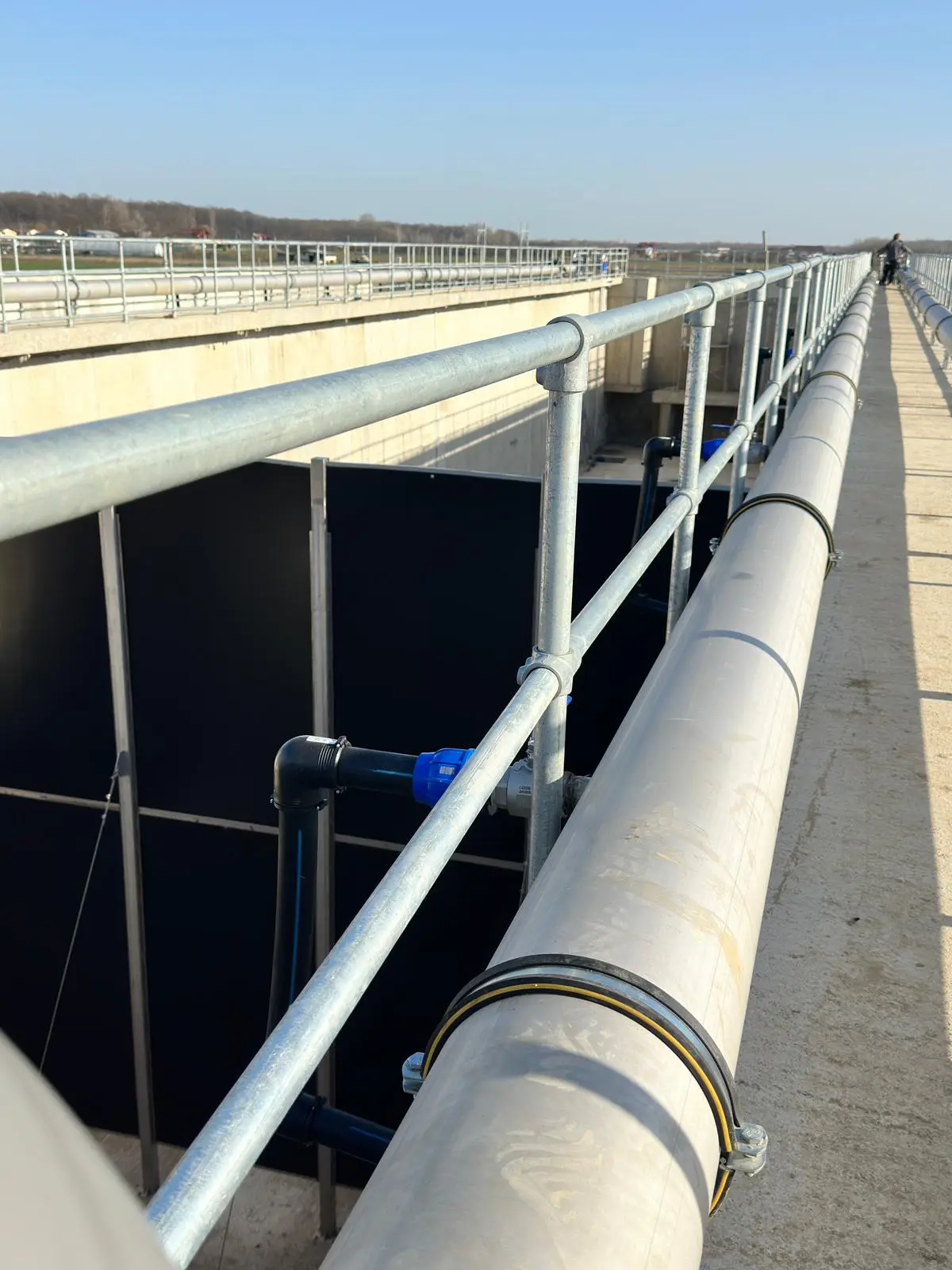 Balustrade și mână curentă la stația de epurare din Domnești – balustradă deasupra canalului