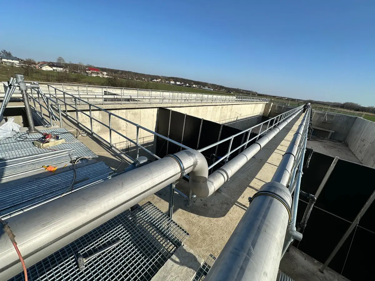 Balustrade și mână curentă la stația de epurare din Domnești – platforme metalice pe mai multe niveluri