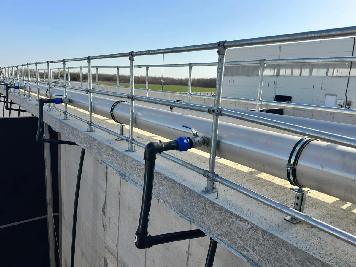 Balustrade și mână curentă la stația de epurare din Domnești – balustradă pe bazin, detaliu de fixare