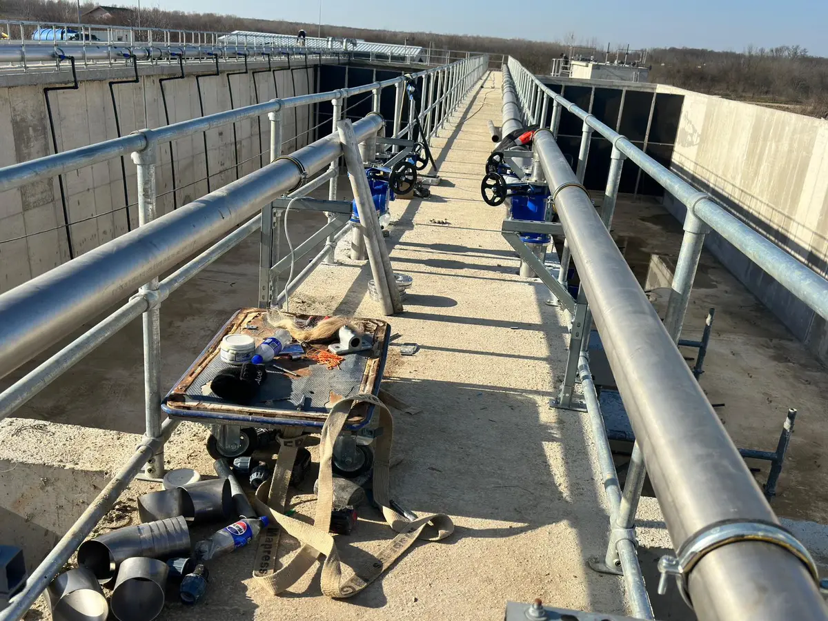 Balustrade și mână curentă la stația de epurare din Domnești – platformă din beton cu țevi și ventile