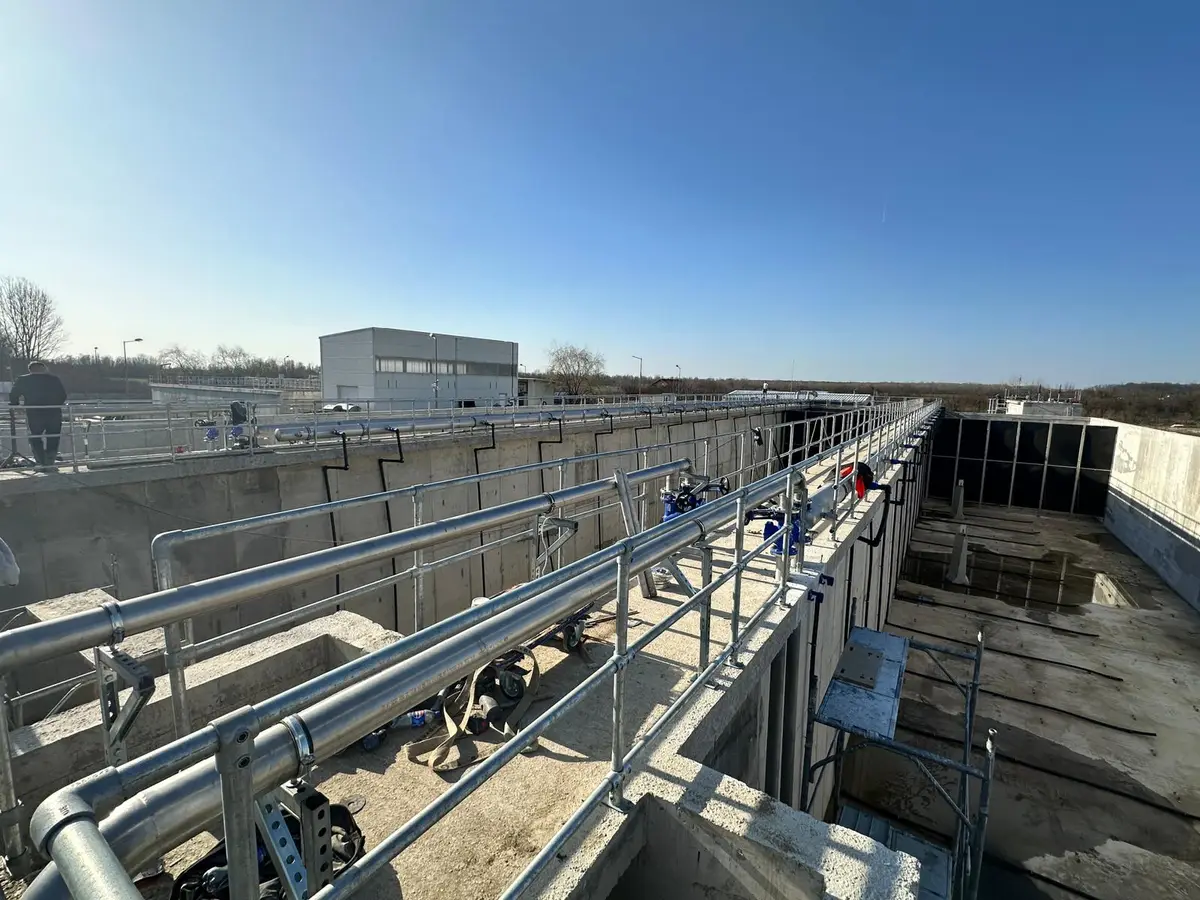 Balustrade și mână curentă la stația de epurare din Domnești – instalație din beton cu schelă
