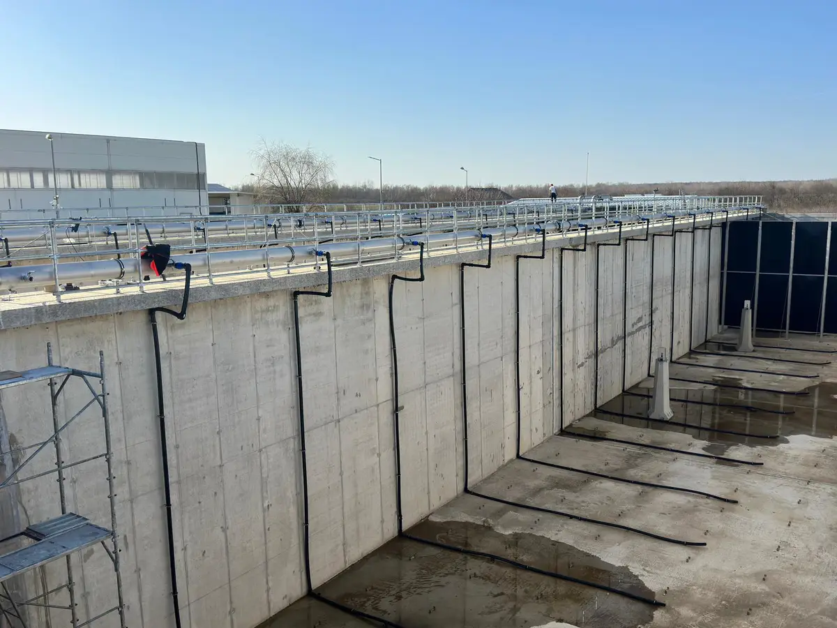 Balustrade și mână curentă la stația de epurare din Domnești – pereți din beton armat și conducte