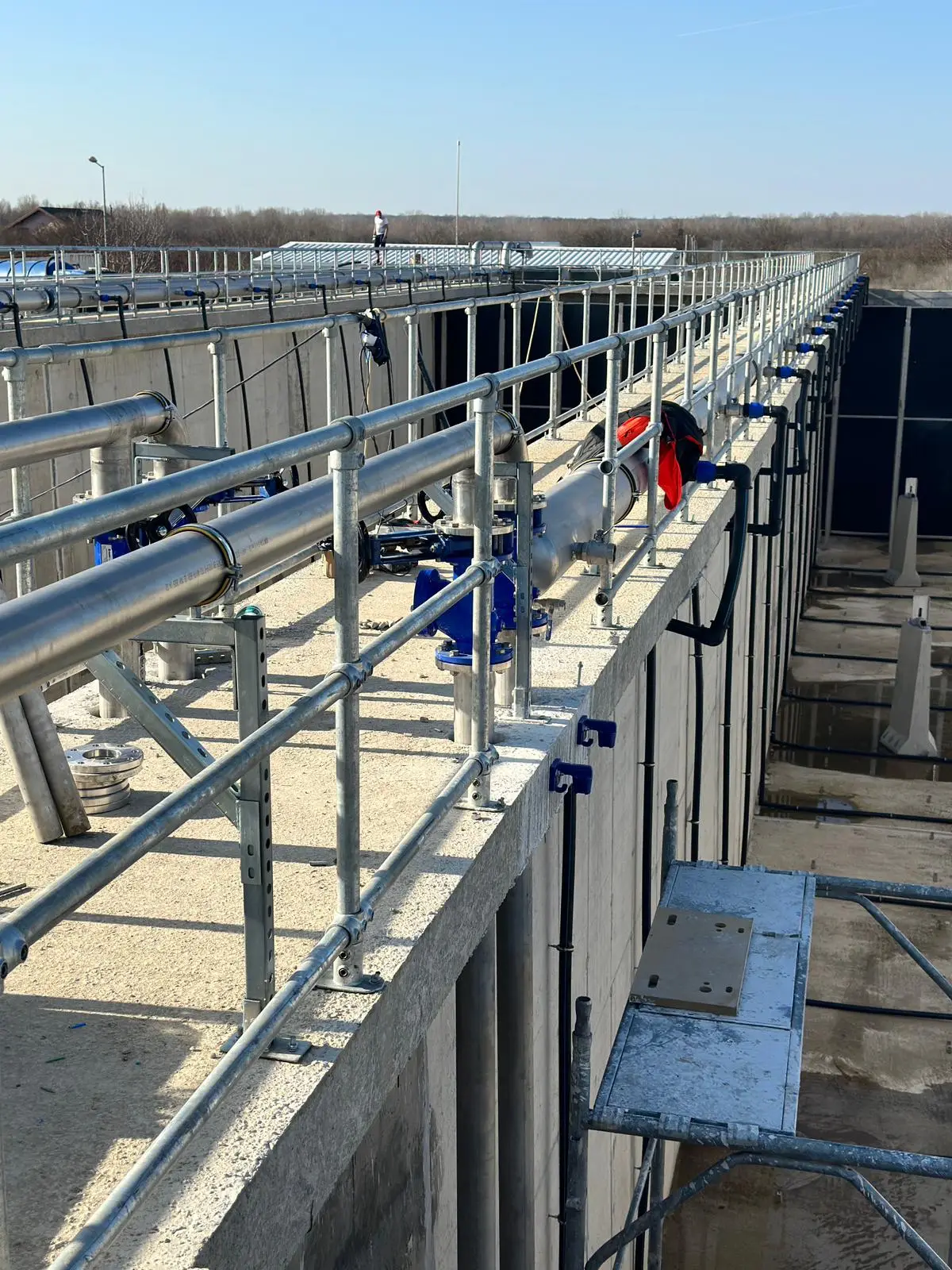 Balustrade și mână curentă la stația de epurare din Domnești – balustradă pe marginea platformei