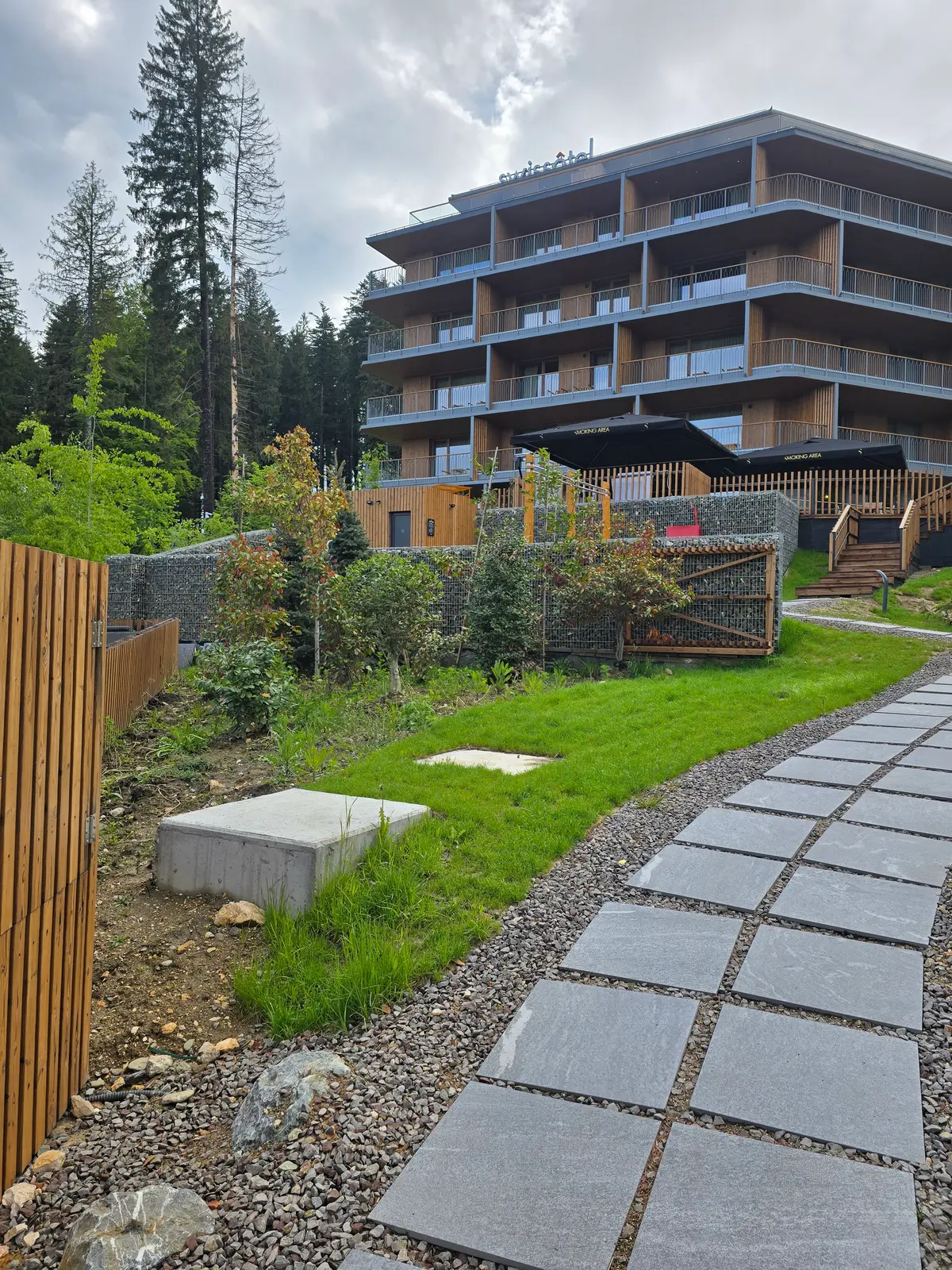 Gard din gabioane la hotelul Swissotel, Poiana Brașov – alee de pietriș și gard din lemn