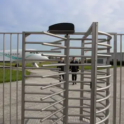 Unitate de control modulară Turnitec pentru turnicheți – turnichet lângă un avion privat