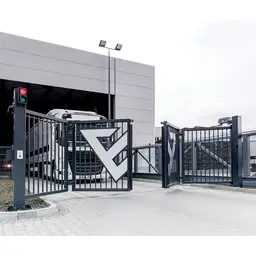 Poartă industrială bi-fold V-King – acces camioane, semnalizare luminoasă