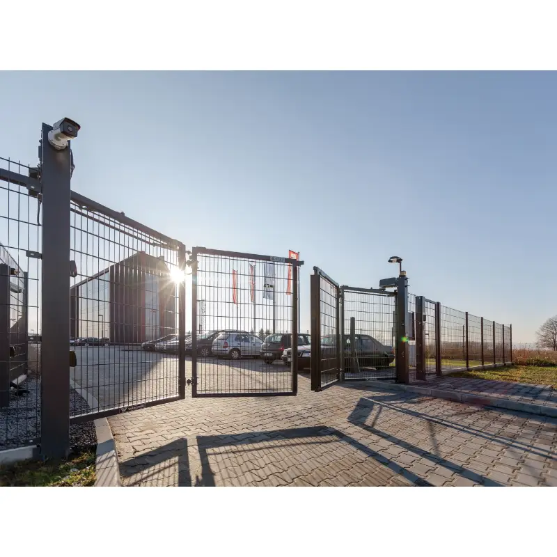 Poartă industrială bi-fold V-King – deschisă spre o parcare