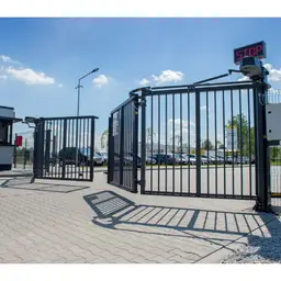 Poartă industrială bi-fold V-King – control acces și semnalizare de oprire