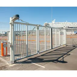 Poartă industrială bi-fold V-King – acces parcare în zonă portuară
