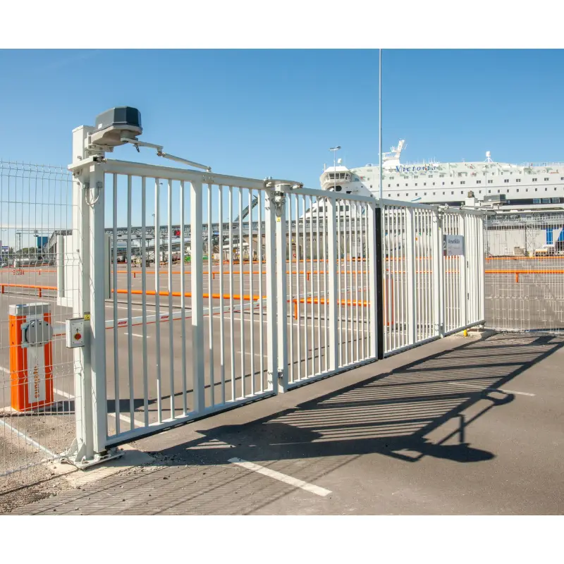 Poartă industrială bi-fold V-King – acces parcare în zonă portuară