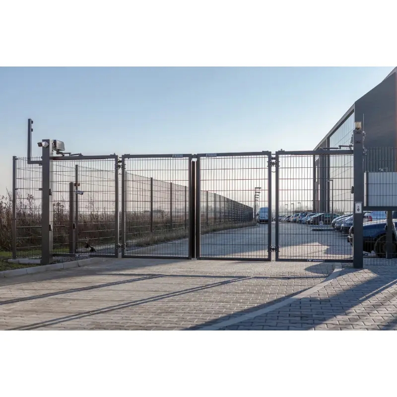 Poartă industrială bi-fold V-King – automatizare pe stâlp, zonă urbană