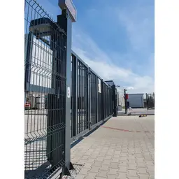 Poartă industrială bi-fold V-King – cu plasă, pe teren pavat