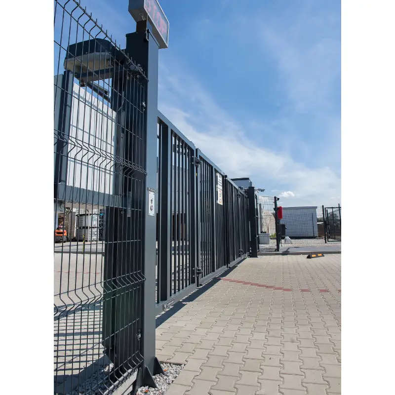 Poartă industrială bi-fold V-King – cu plasă, pe teren pavat