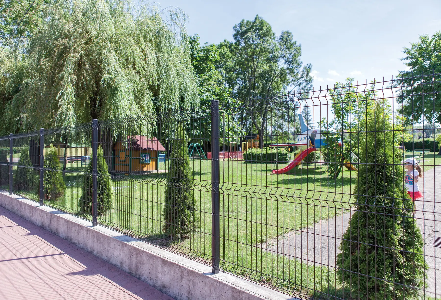 Gard panou bordurat 3D Vega B PVC antracit RAL 7016, 1.23 x 2.5 m, sârmă 5 mm – parc cu loc de joacă