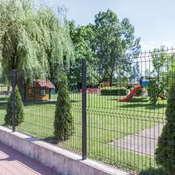 Gard panou bordurat 3D Vega B PVC antracit RAL 7016, 1.23 x 2.5 m, sârmă 5 mm – parc cu loc de joacă