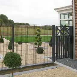 Gard panou bordurat 3D Vega B PVC antracit RAL 7016, 1.23 x 2.5 m, sârmă 5 mm – curte cu poartă din lemn