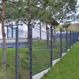 Gard panou bordurat 3D Vega B PVC antracit RAL 7016, 1.23 x 2.5 m, sârmă 5 mm – pe fundație, zonă verde