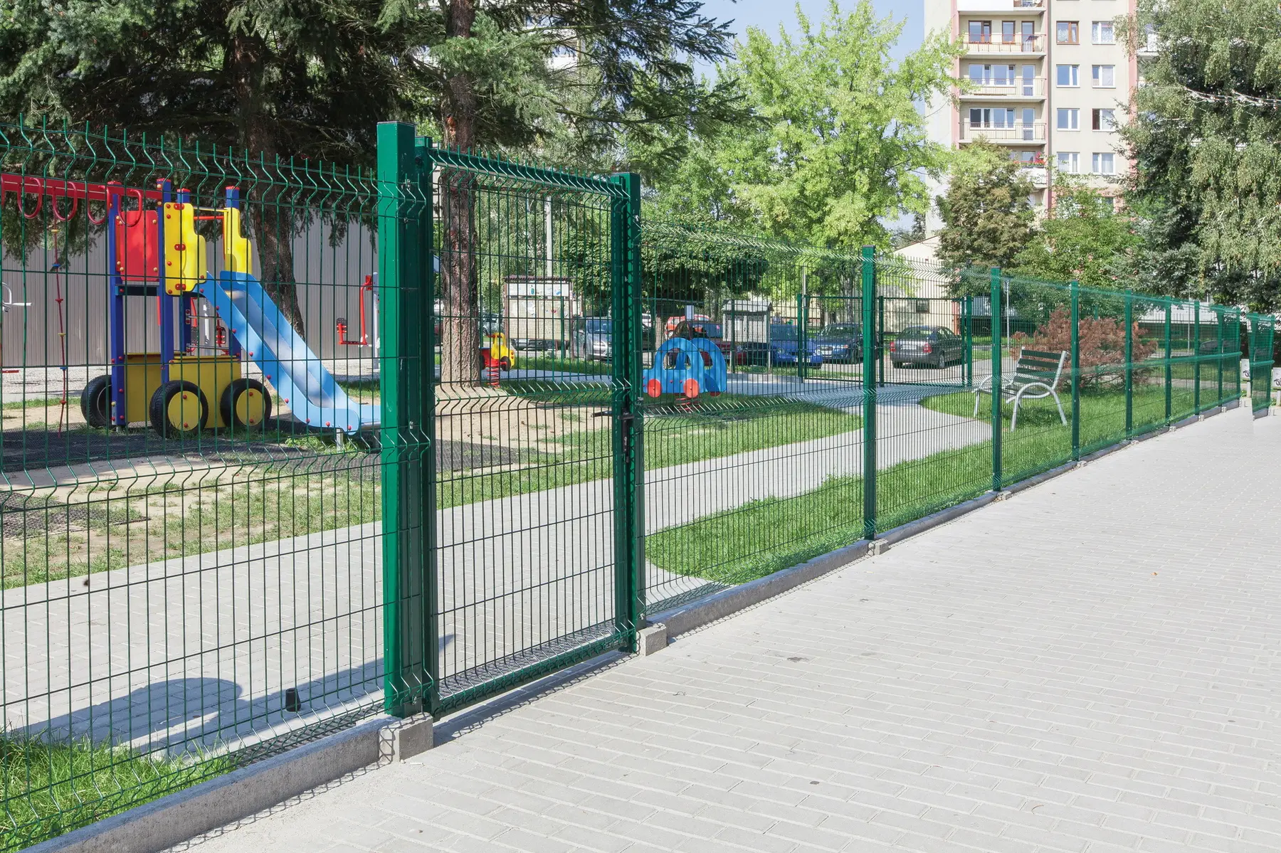 Gard panou bordurat Vega B 3D PVC verde 1.03 x 2.5 m, sârmă 5 mm – loc de joacă lângă blocuri