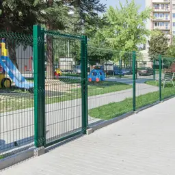 Gard panou bordurat Vega B 3D PVC verde 1.03 x 2.5 m, sârmă 5 mm – loc de joacă lângă blocuri