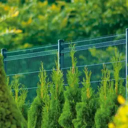 Gard panou bordurat Vega B 3D PVC verde 1.03 x 2.5 m, sârmă 5 mm – printre arbuști
