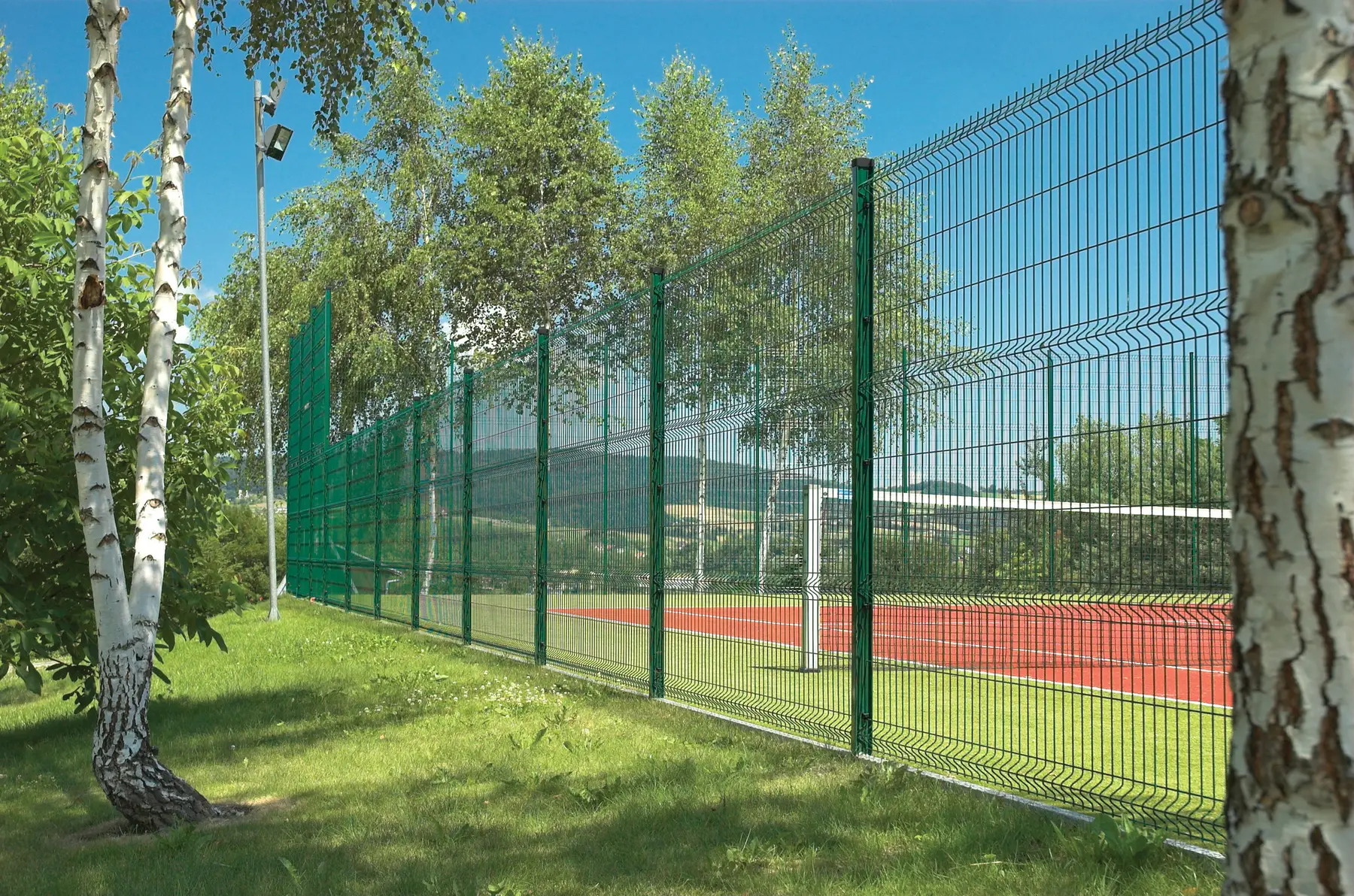 Gard panou bordurat Vega B 3D PVC verde 1.03 x 2.5 m, sârmă 5 mm – pe marginea unui teren de sport