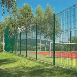 Gard panou bordurat Vega B 3D PVC verde 1.03 x 2.5 m, sârmă 5 mm – pe marginea unui teren de sport