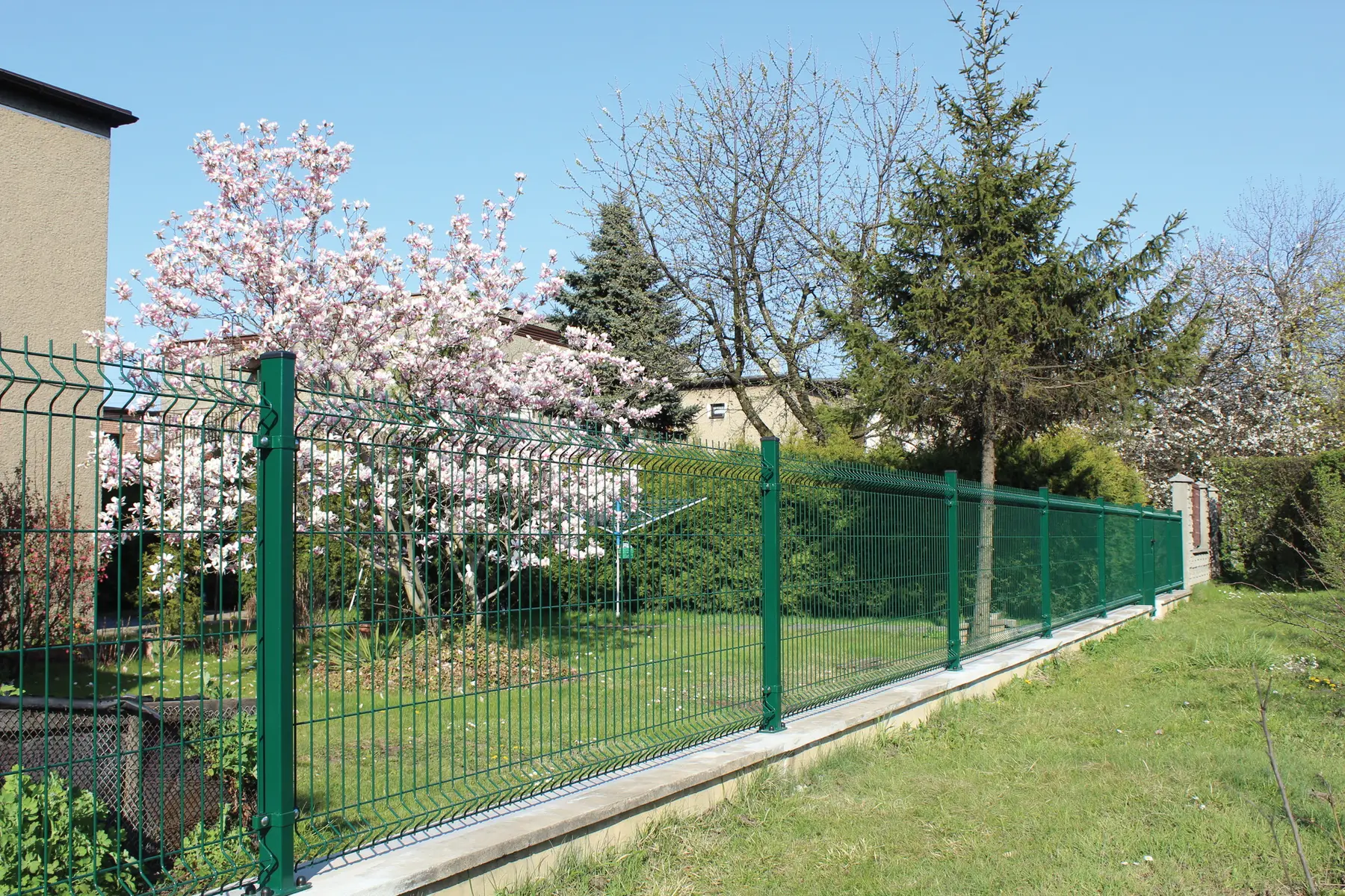 Gard panou bordurat Vega B 3D PVC verde 1.03 x 2.5 m, sârmă 5 mm – pe fundație de beton, cu pom și flori