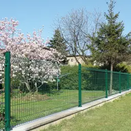 Gard panou bordurat Vega B 3D PVC verde 1.03 x 2.5 m, sârmă 5 mm – pe fundație de beton, cu pom și flori
