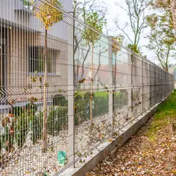 Gard panou bordurat Vega B 3D zincat 1.03 m, sârmă 5 mm – pe fundație de beton, lângă arbori